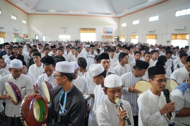 Bacaan-Sholawat-syahdu-Al-Banjari-MAN-Kota-Surabaya Al-Mukarrom Al-Ustadz Dr. Muzaki Al-Hafidz, ”Rasulullah Butuh Umat yang Berprestasi,”