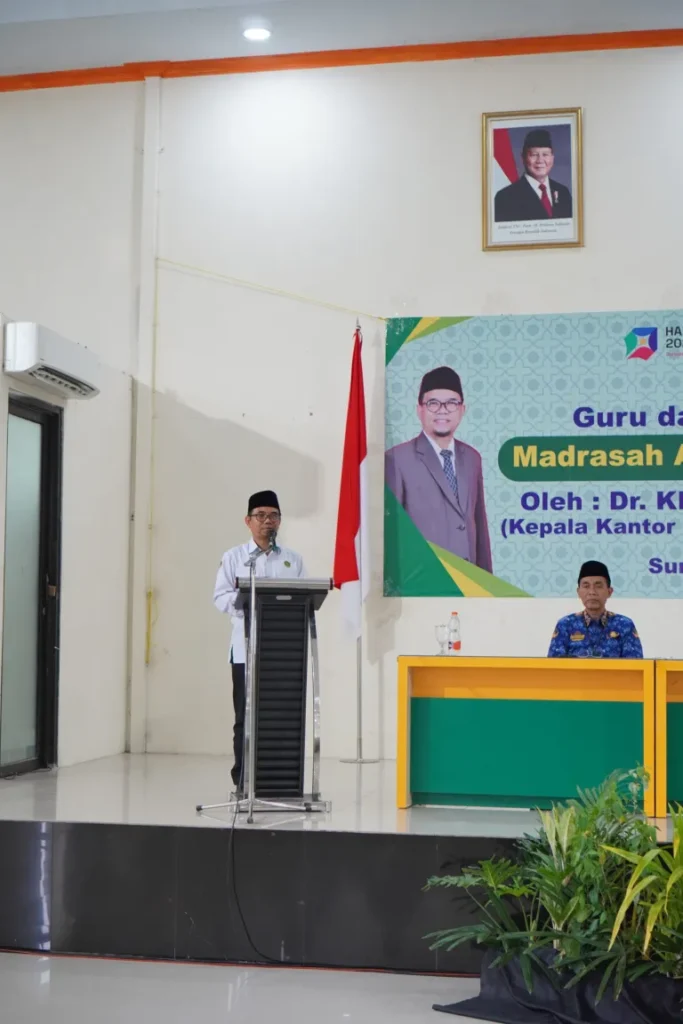 Bapak-KH-DR-Ahmad-Sruji-Bahtiar-MA-saat-memberikan-materi-sambutan-dan-pembinaan-kepada-guru-guru-683x1024 K.H. DR. Ahmad Sruji Bahtiar, MA, Ajarkan Makna Syukur kepada Guru-guru dan Karyawan MAN Kota Surabaya