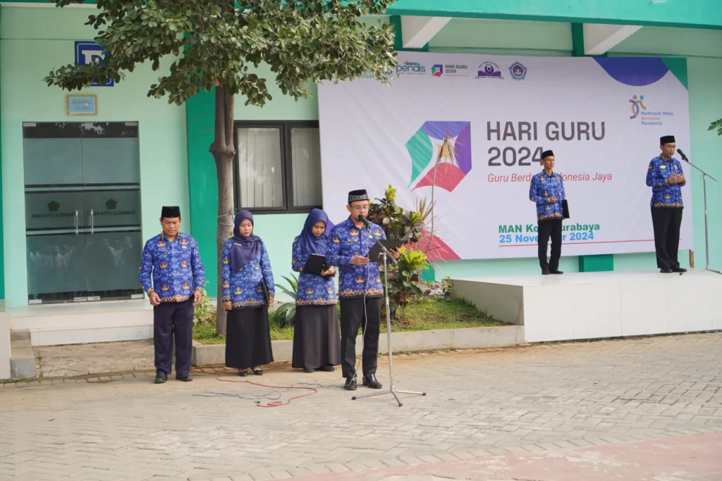 Bapak-dan-Ibu-guru-yang-bertugas-sebagai-petugas-upacara-Hari-Guru-Nasional-tahun-2024-1024x683 Guru, Teladan dan Sumber Inspirasi