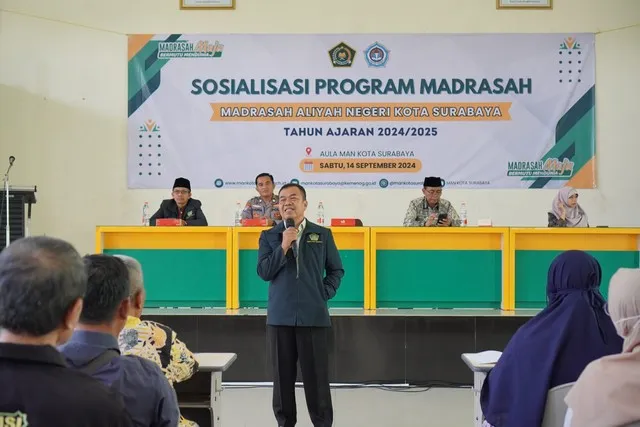 Ketua-Komite-MAN-Kota-Surabaya-membuka-wawasan-para-orang-tua-siswa-sekaligus-penyambung-aspirasi-orang-tua-siswa Siapkan Lulusan Tahun 2025 : MAN Kota Surabaya Gandeng  Orang Tua sebagai Stakeholders