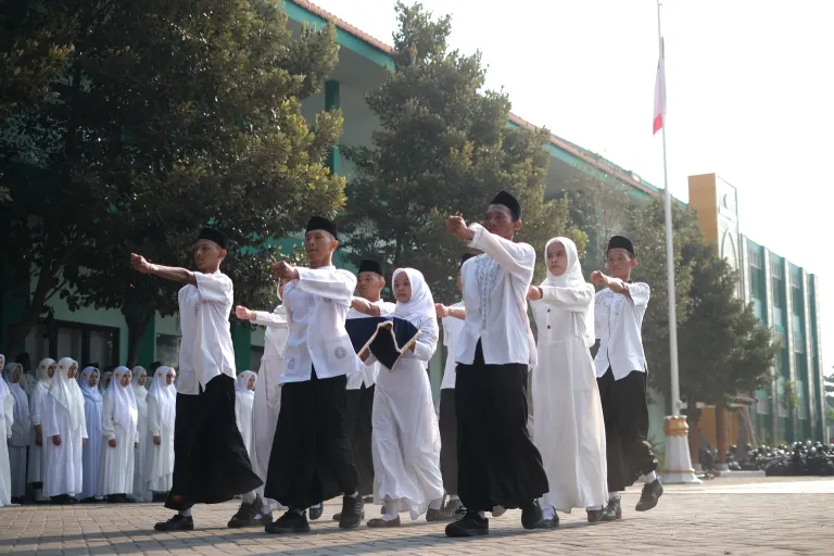 Pasukan-pengibar-bendera-pada-upacara-Hari-Santri-hari-ini Hari Santri : Menyambung Juang Merengkuh Masa Depan