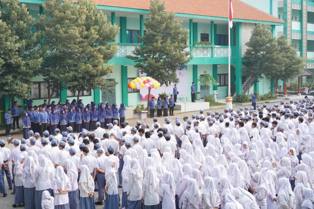 Suasana-upacara-di-halaman-MAN-Kota-Surabaya-1024x683 Guru, Teladan dan Sumber Inspirasi