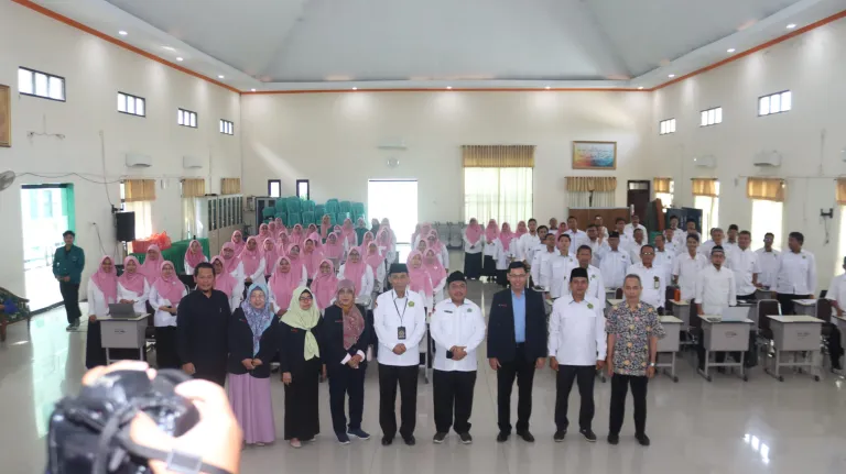 Tim-dari-UHW-Bapak-Kepala-Kemenag-Kota-Surabaya-Beserta-Jajarannya-serta-seluruh-peserta-pelatihan Mengenal AI dan H5P sebagai Media Pembelajaran Interaktif