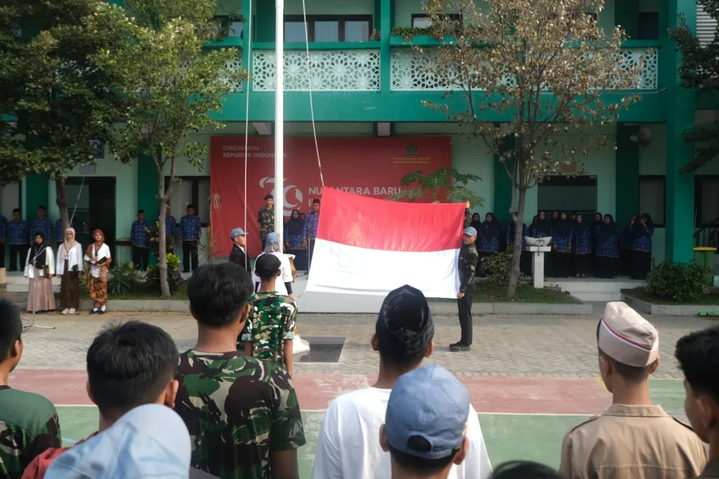 pengibaran-bendera-oleh-tim-paskibraka-MAN-Kota-Surabaya-1024x682 Hari Pahlawan, Sederhana namun Sarat Makna