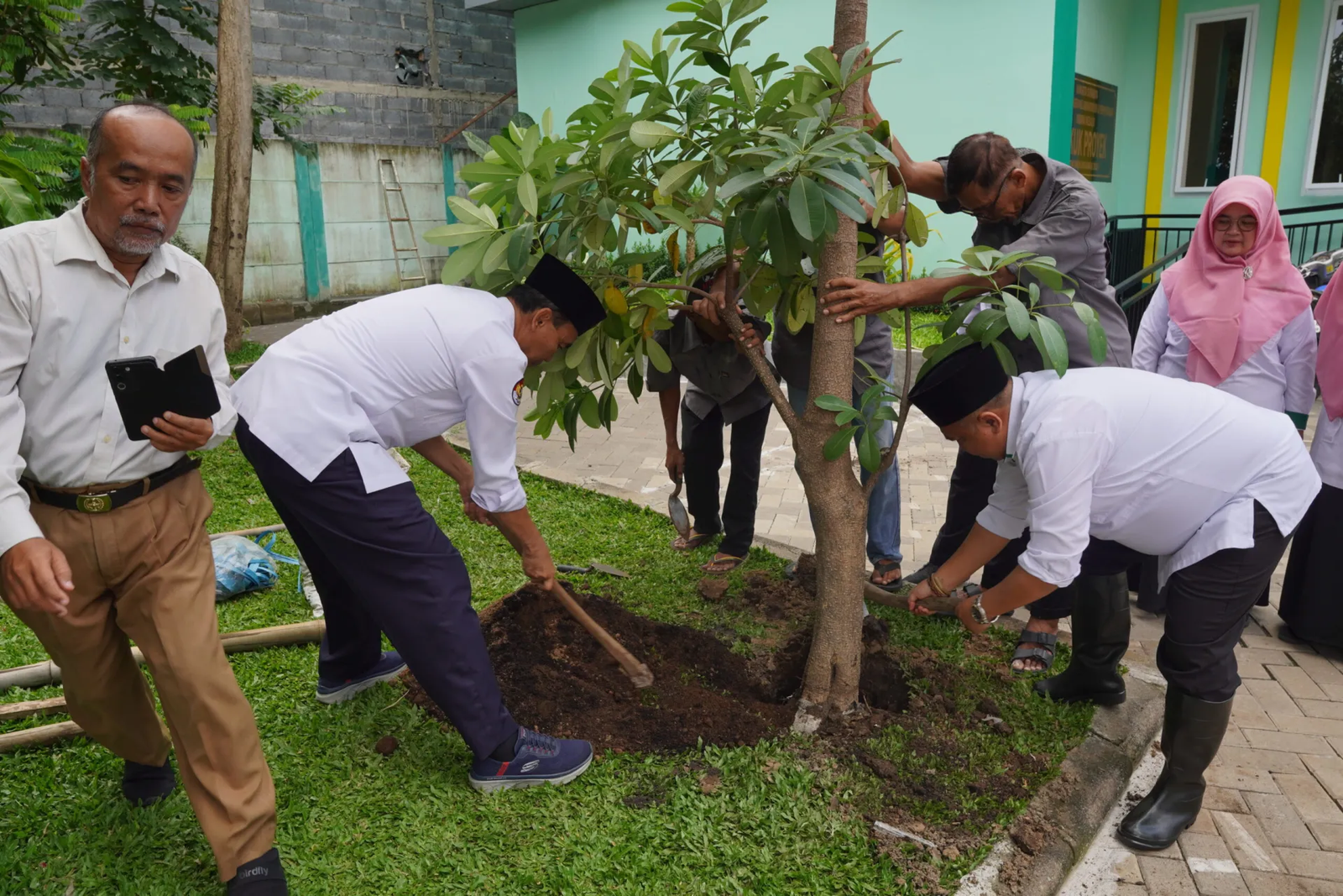 image-15 Tanam Sejuta Pohon di Madrasah, Tingkatkan Kualitas Udara