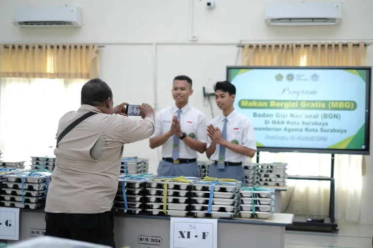 image-4 Makan Bergizi Gratis di MAN Kota Surabaya : ”Terima Kasih Pak Prabowo”